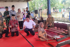 Kunjungan ke Ogan Ilir, Gubernur Sumsel Dorong Pengrajin Songket di Limbang Jaya 1 Jadi Penggerak Ekonomi Desa