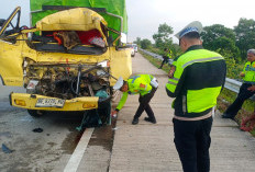 Lakalantas di Ruas Tol Terpeka Truk Tabrak Fuso, Sopir Warga Muba Tewas di Tempat