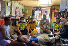 Sie Dokkes Polres Ogan Ilir Berikan Paket Sembako untuk Pasien Bed Rest di Hari Jumat Barokah