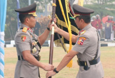 Resmi Pimpin Polda Sumsel, Rony Samtana Terima Pataka Atidhira Wirabakti dari Sandi Nugroho
