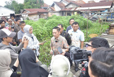 Tanpa Basi-basi, Wali Kota Palembang Ratu Dewa Renovasi Rumah tak Layak Huni Pakai Kocek Pribadi