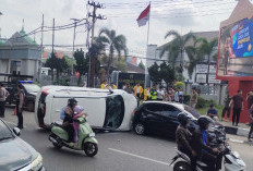 CR-V Putih Terguling di Depan Kejari Palembang, Tabrak Dua Mobil Parkir, Pengemudi Diamankan Polisi