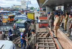 Sebabkan Kemacetan, Marak Lapak Tuak dan Dagangan di Bawah Jembatan Ampera Palembang Ditertibkan Petugas