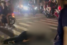 Seorang Pengendara Terkapar Ditengah Aksi Anarkisme Massa di DPRD Sumsel Dini Hari Tadi