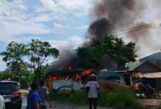 Suara Klakson Berbunyi Panjang Disertai Keluar Asap dan Api, Bus AKDP Terbakar di Jalan RSUD Bari 