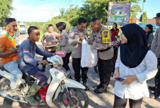 Sat Binmas Polres Ogan Ilir Berbagi Takjil ke Pengendara yang Melintas di Jalan Lintas Indralaya-Prabumulih