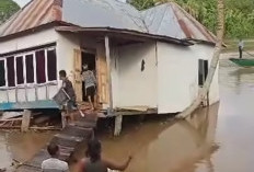 Ponton Pasir di Desa Ulak Aurstanding Ogan Ilir, Tabrak Sebuah Rumah Kayu dan 3 Kerambah Ikan