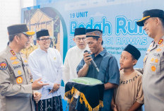 Momen Haru Kapolda Sumsel Terima Gethuk dari Korban Kebakaran di Mura