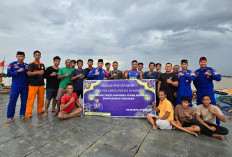 Pangkalan Sandar Muara Kumbang Polair Polda Sumsel Bagikan Takjil dan Buka Bersama Masyarakat Perairan