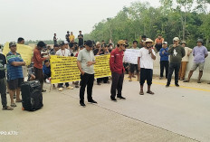 Warga Durian Daun Lakukan Aksi Damai di Akses Tol, ini Permintaannya