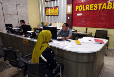 Pria di Palembang Terekam Kamera CCTV Gasak Motor Mantan Istri, Masuk Rumah dari Jendela 