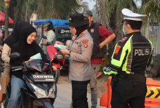 Kapolres Ogan Ilir Bagikan Masker untuk Warga, Bentuk Kepedulian Polri Terhadap Kesehatan Masyarakat