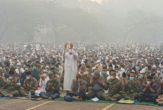 Kenakan Masker, Ribuan Warga Pontianak Laksanakan Salat Istisqa