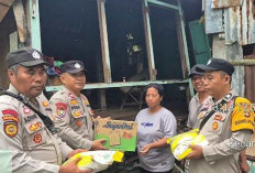 Polsek Tanjung Raja Gercep Berikan Bahan Pokok pada Korban Rumah Roboh di Jagolano Ogan Ilir