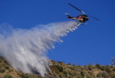 2 Helikopter Water Bombing di Yunani Tebrakan saat Jinakkan Api