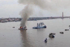 Kapal di Perairan Sungai Musi Palembang Terbakar, Jadi Tontonan Warga di Atas Jembatan 