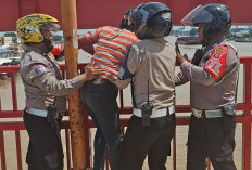 Sigap, Polisi Patroli Gendong Turun Wanita yang Hendak Melompat dari Jembatan Ampera Palembang