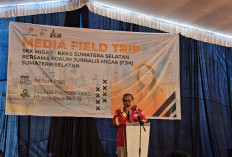 Jembatan Satu-satunya di Karang Anyar Banyuasin Ambruk, Warga Terpaksa Beraktivitas Pakai Perahu