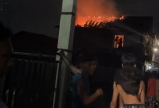 Rumah Dua Lantai di Palembang Hangus Terbakar Dini Hari, Warga Berjibaku Padamkan Api 