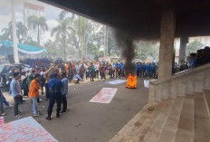 Gedung DPRD Sumsel Diselimuti Asap Hitam Pekat, Aksi Damai Ribuan Mahasiswa Tolak Revisi UU TNI 